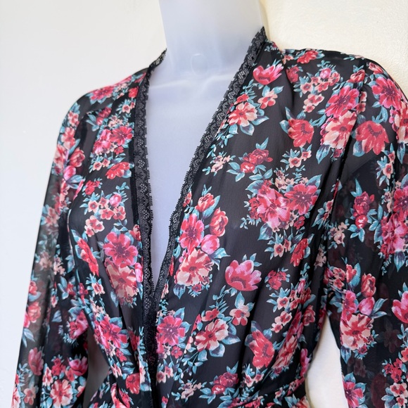F21 | Moody Floral Sheer Lace Trim Belted Lingerie Mini Robe - Picture 6 of 15